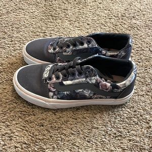 Womens size 6 Van's vintage flower shoes.